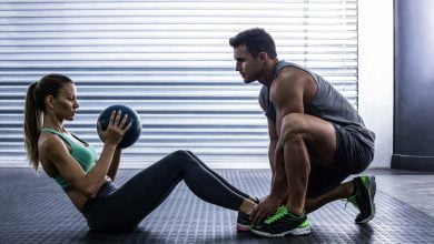 pareja muscular haciendo ejercicio de bola abdominal / abdominales
