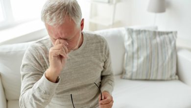 ancianos que sufren dolor de cabeza en casa / amnesia