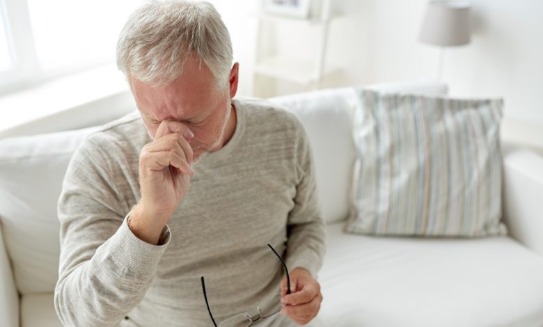 ancianos que sufren dolor de cabeza en casa / amnesia