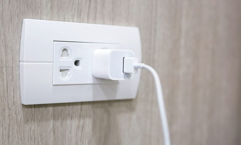 Cierre la toma de corriente eléctrica y el enchufe de la pared / cargador / electrodoméstico
