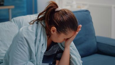 Mujer con ataque de p&aacute;nico o ataque de ansiedad / enfermedades m&aacute;s dif&iacute;ciles de diagnosticar / 5 enfermedades que m&aacute;s aquejan a las mujeres / dormir con perros o gatos / gripe menstrual