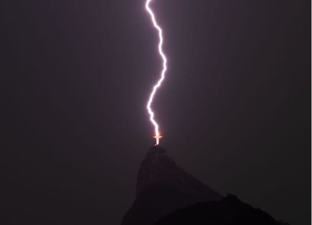 Incre&iacute;ble: en im&aacute;genes qued&oacute; captado un rayo que impact&oacute; sobre el Cristo Redentor
