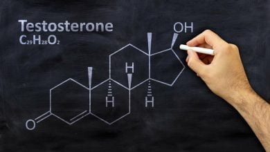 dibujo de tiza de f&oacute;rmula qu&iacute;mica estructural de testosterona en una pizarra