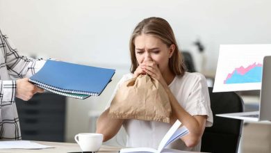 Mujer con ataque de p&aacute;nico en el lugar de trabajo / hiperventilaci&oacute;n