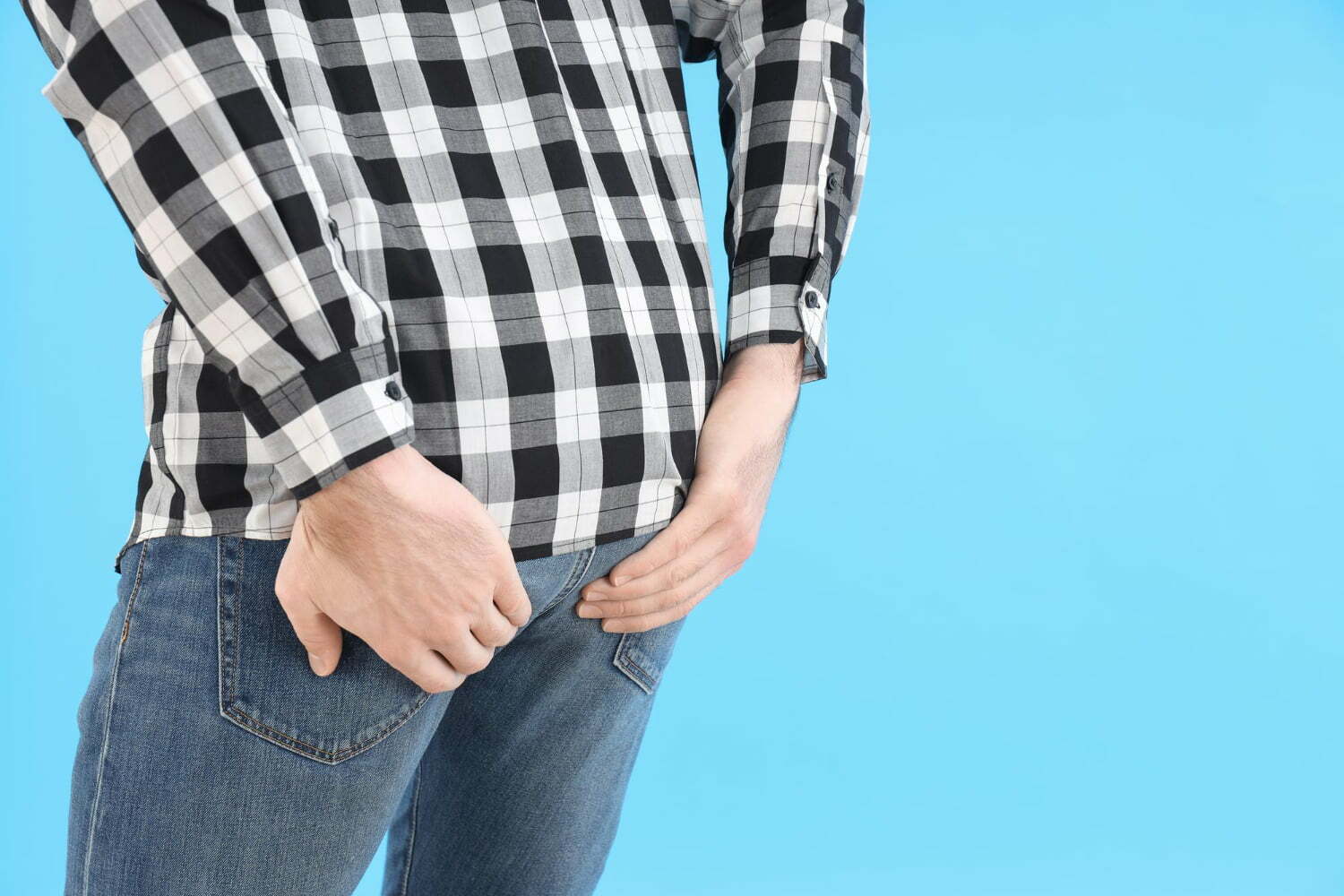 hombre sostiene su trasero por dolor de hemorroides