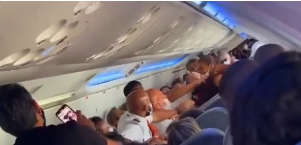 mujeres se pelean a bordo de un vuelo