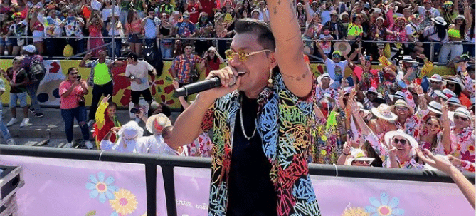 Juanda caribe encima de su carroza en la batalla de las flores