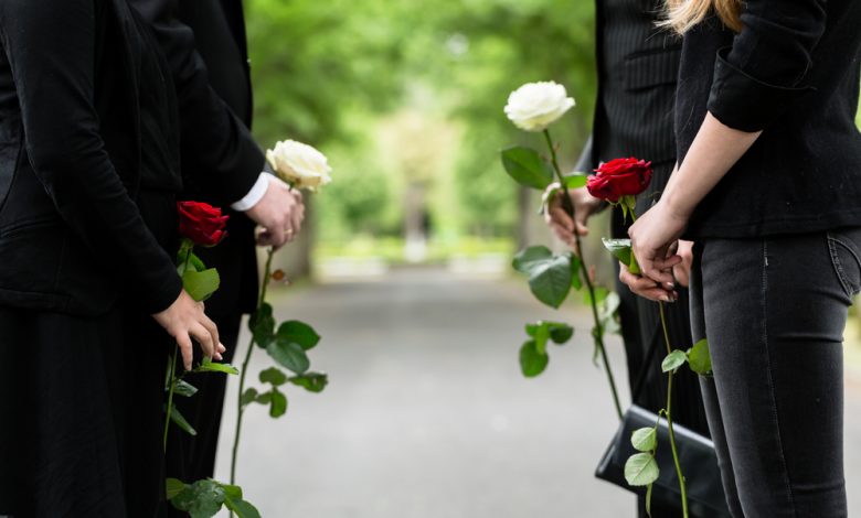 Familia en guardia de honor en el funeral / licencia por luto
