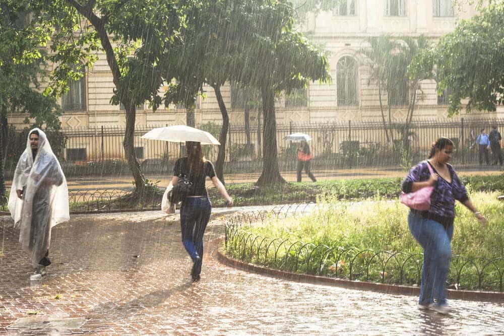 Plaza de la Rep&uacute;blica en el centro de Sao Paulo / lluvias en Brasil fen&oacute;meno de El Ni&ntilde;o - clima en marzo / temporada de lluvias / Dub&aacute;i