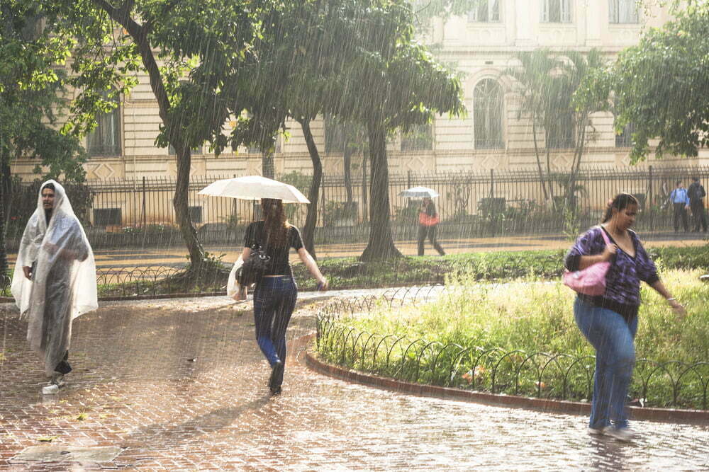 Plaza de la República en el centro de Sao Paulo / lluvias en Brasil fenómeno de El Niño - clima en marzo / temporada de lluvias / Dubái