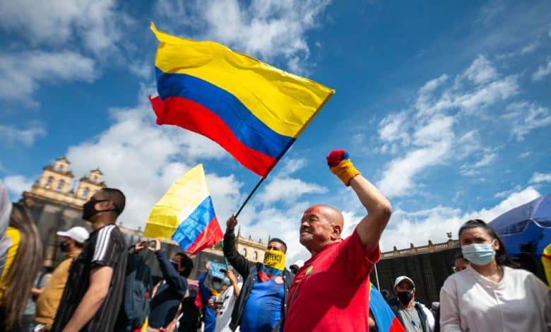 Manifestantes participan en una protesta masiva en la Plaza de Bol&iacute;var en Bogot&aacute; / marchas / gran movilizaci&oacute;n