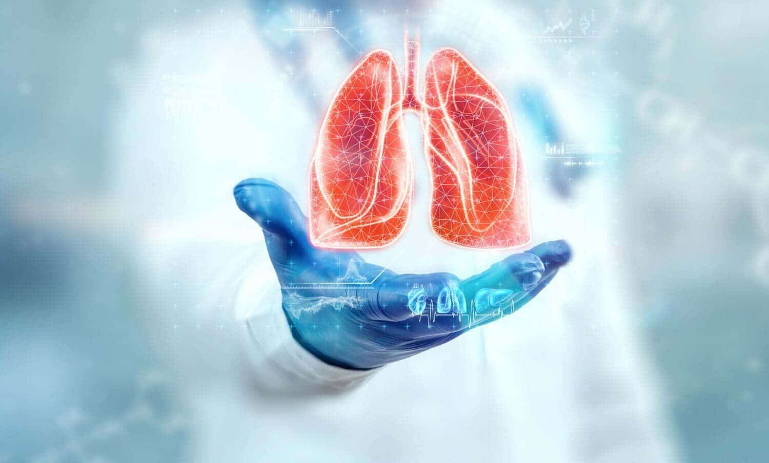 Mano de un m&eacute;dico sosteniendo un holograma de los pulmones Edema pulmonar