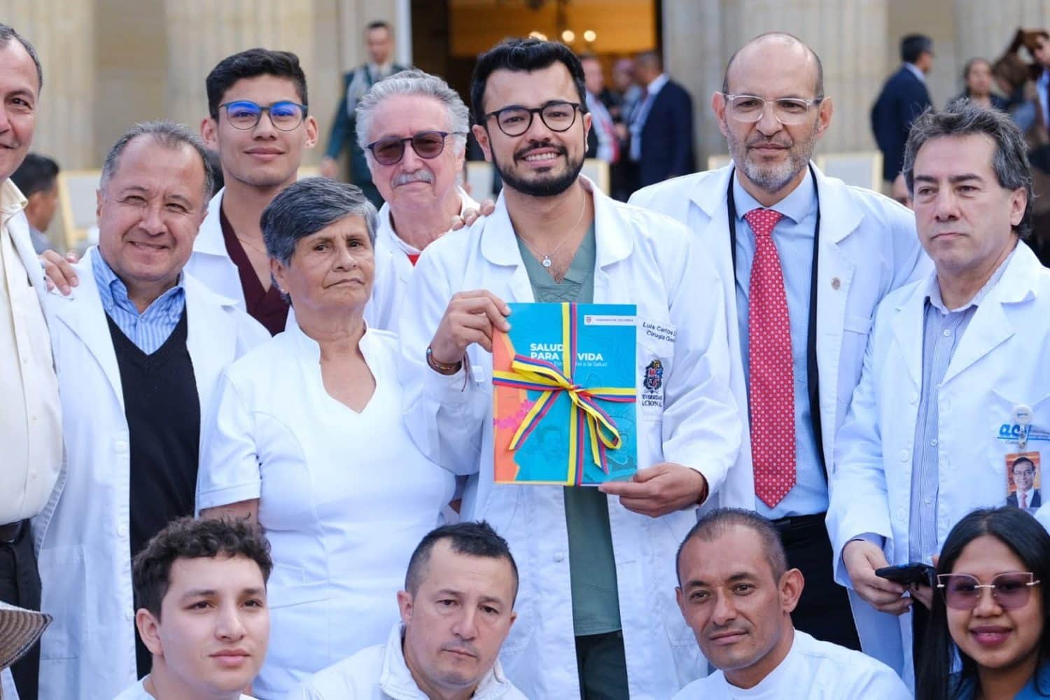 m&eacute;dicos apoyando la reforma a la salud de petro