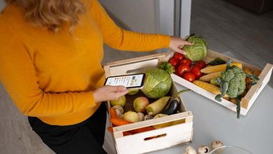 mujer organizando los alimentos para no desperdiciar