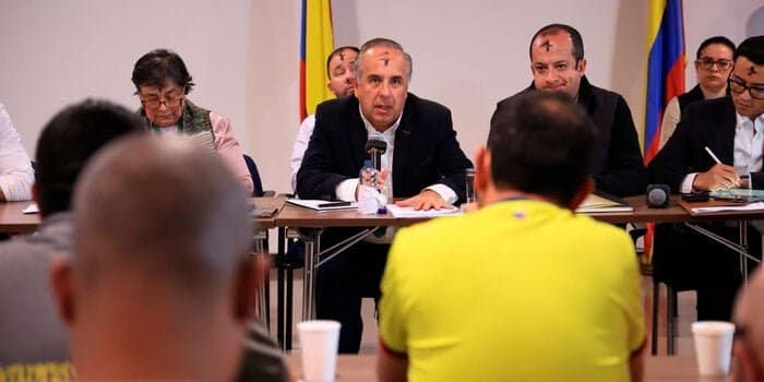 ministro de transporte en di&aacute;logo con los taxistas