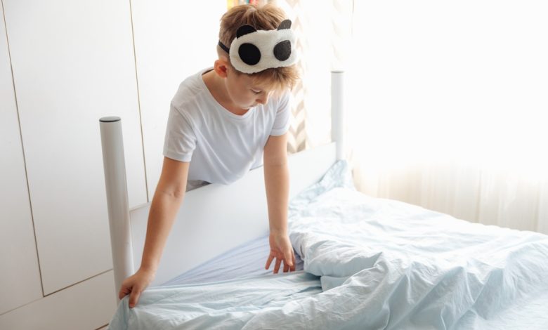 Ni&ntilde;o haciendo su cama por la ma&ntilde;ana / ni&ntilde;os en las tareas del hogar