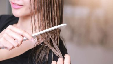 Mujer con un peine en la mano en el vestidor / peinados con efecto mojado