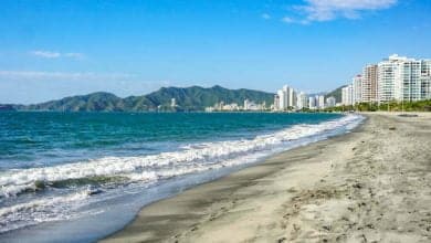 Hermosa playa Rodadero de Santa Marta con arena, rocas y sin gente / playas de santa marta / Colombia - Conozca las 5 playas m&aacute;s peligrosas de Colombia
