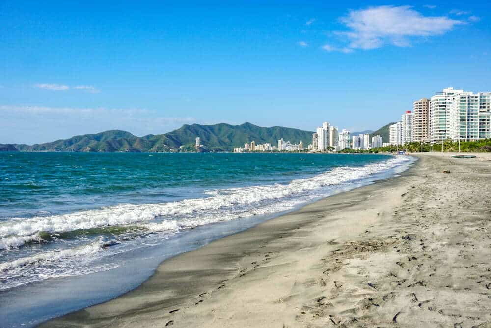 Hermosa playa Rodadero de Santa Marta con arena, rocas y sin gente / playas de santa marta / Colombia - Conozca las 5 playas m&aacute;s peligrosas de Colombia