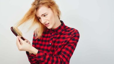 mujer tocando su pelo, buscando soluciones para que crezca - lavas el pelo