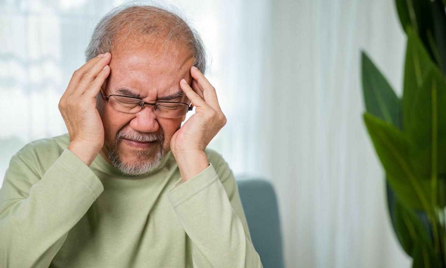 Se&ntilde;or mayor sufriendo ataques de migra&ntilde;as / final de la vida