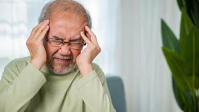 Se&ntilde;or mayor sufriendo ataques de migra&ntilde;as / final de la vida