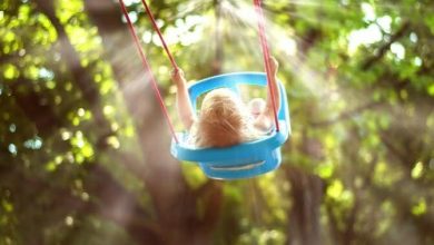 Ni&ntilde;o en columpio