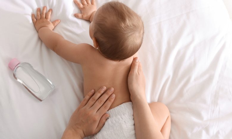 Madre masacrando a su lindo beb&eacute; con aceite en la cama / aceite de beb&eacute; / beb&eacute;s