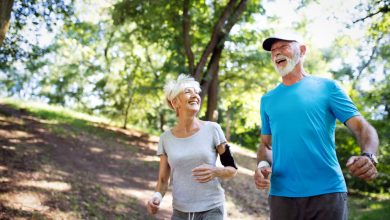 Feliz pareja de adultos haciendo ejercicio para una vida saludable / actividad f&iacute;sica