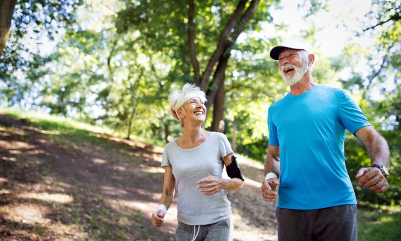 Feliz pareja de adultos haciendo ejercicio para una vida saludable / actividad física