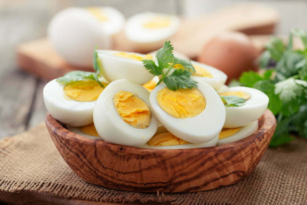 Huevos cocidos en rodajas / alergia al huevo / vitamina / desayuno