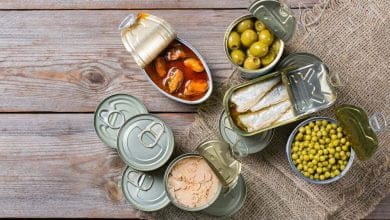 Variedad de verduras conservadas en conserva, carne, pescado, marisco en lata / alimentos en lata