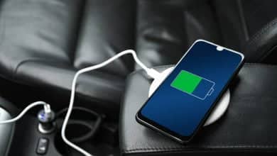 carga la bater&iacute;a con cargador usb en el interior del auto / bater&iacute;a del celular