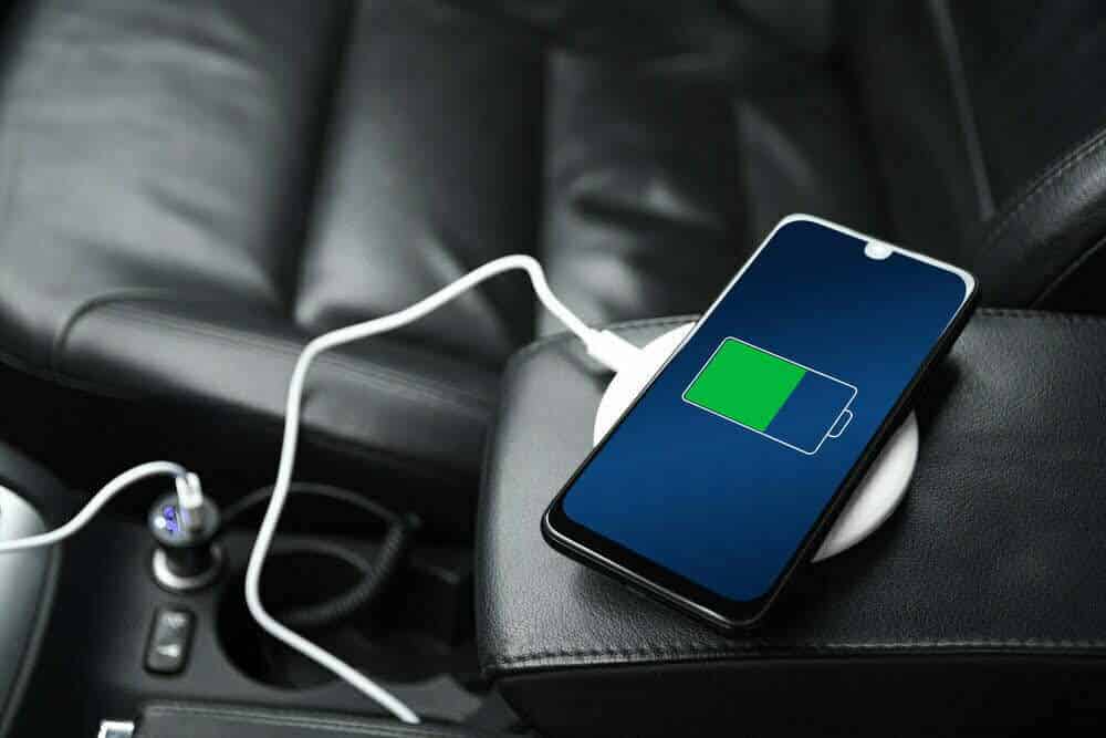 carga la bater&iacute;a con cargador usb en el interior del auto / bater&iacute;a del celular