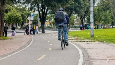 Gente en bicicleta por la ruta de la calle 80&acute;, 2 de julio de 2022, Bogot&aacute; Colombia / ciclov&iacute;a bogot&aacute;