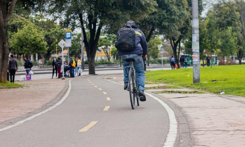 Gente en bicicleta por la ruta de la calle 80&acute;, 2 de julio de 2022, Bogot&aacute; Colombia / ciclov&iacute;a bogot&aacute;