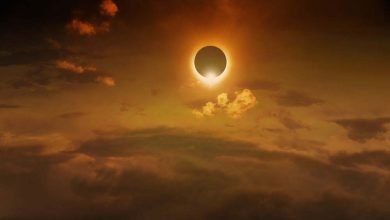 eclipse solar total en un oscuro cielo rojo brillante / eclipse anular del sol / eclipse solar anular