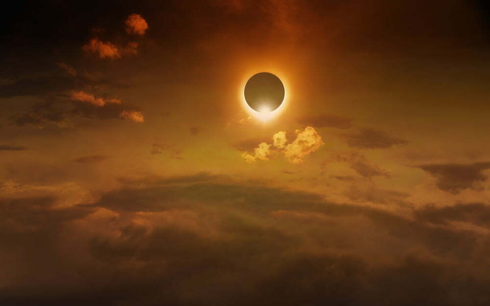 eclipse solar total en un oscuro cielo rojo brillante / eclipse anular del sol / eclipse solar anular