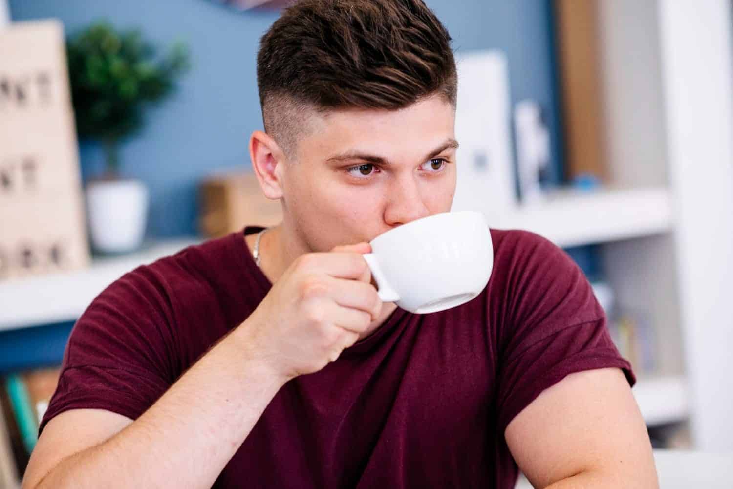 Hombre joven tomando caf&eacute; para evitar la disfunci&oacute;n er&eacute;ctil