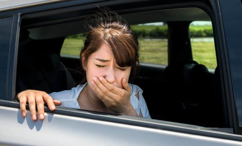 mujer joven enferma / viaja en carro / mareas