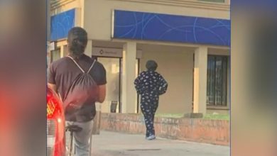 mujer de la pijama azul