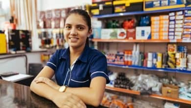 Mujer latina joven trabajando en ferreter&iacute;a / mujeres / Cr&eacute;dito Peso a Peso