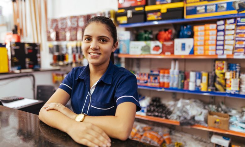 Mujer latina joven trabajando en ferreter&iacute;a / mujeres / Cr&eacute;dito Peso a Peso