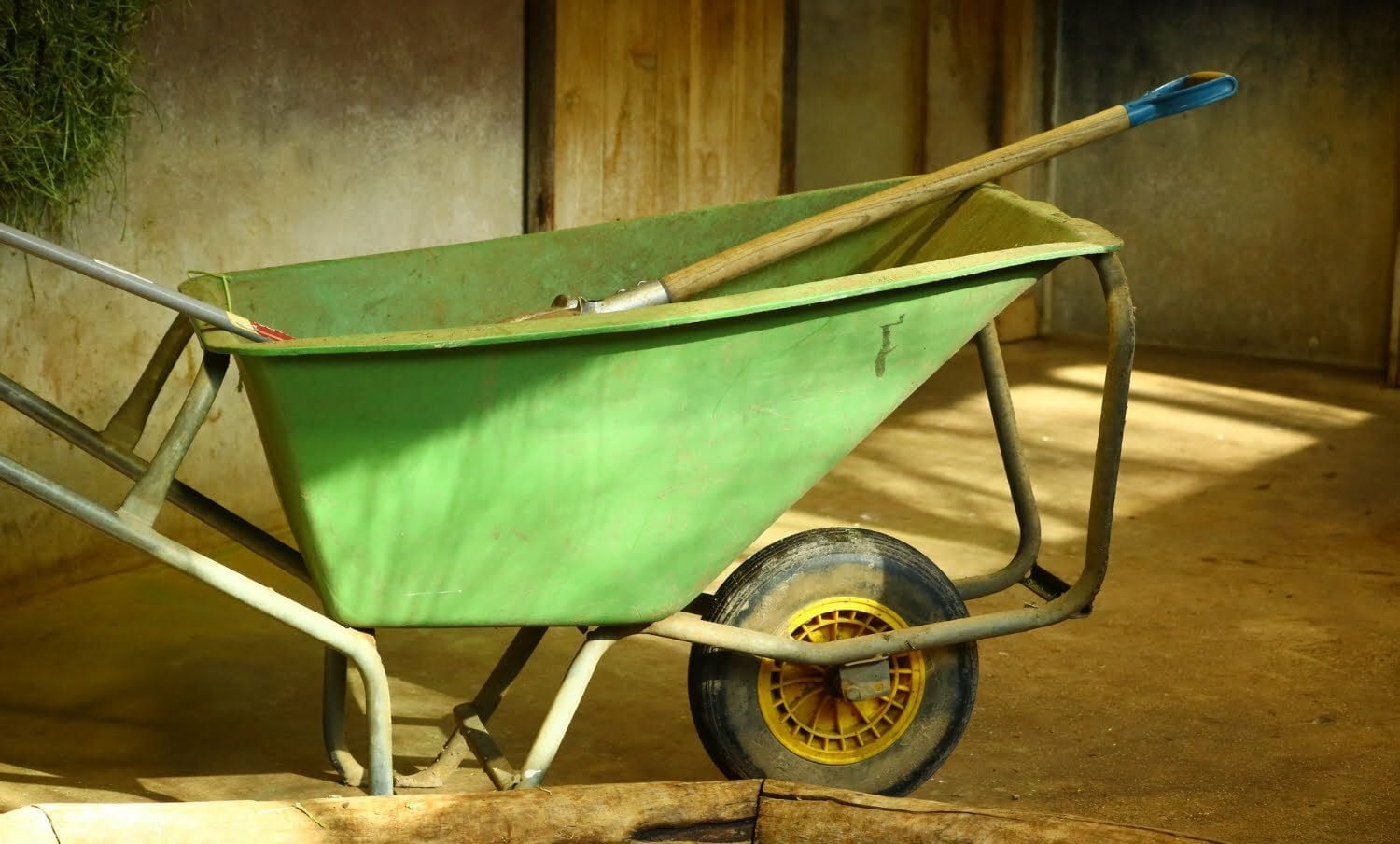 Cad&aacute;ver en carreta abandonada