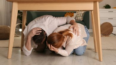 Pareja asustada escondi&eacute;ndose debajo de la mesa en la sala de estar durante temblor / Colombia / reportar un temblor / Sistema de Alerta de Terremotos de Google / Italia