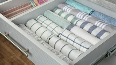 Caj&oacute;n abierto con toallas dobladas / toallas de&nbsp;cocina