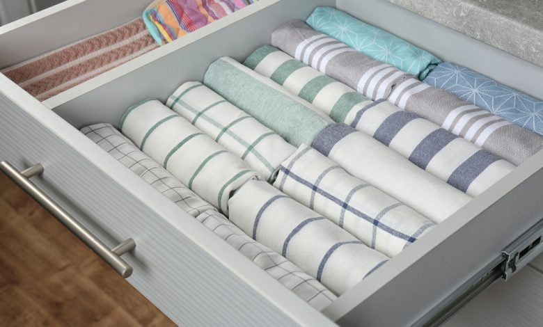 Caj&oacute;n abierto con toallas dobladas / toallas de&nbsp;cocina