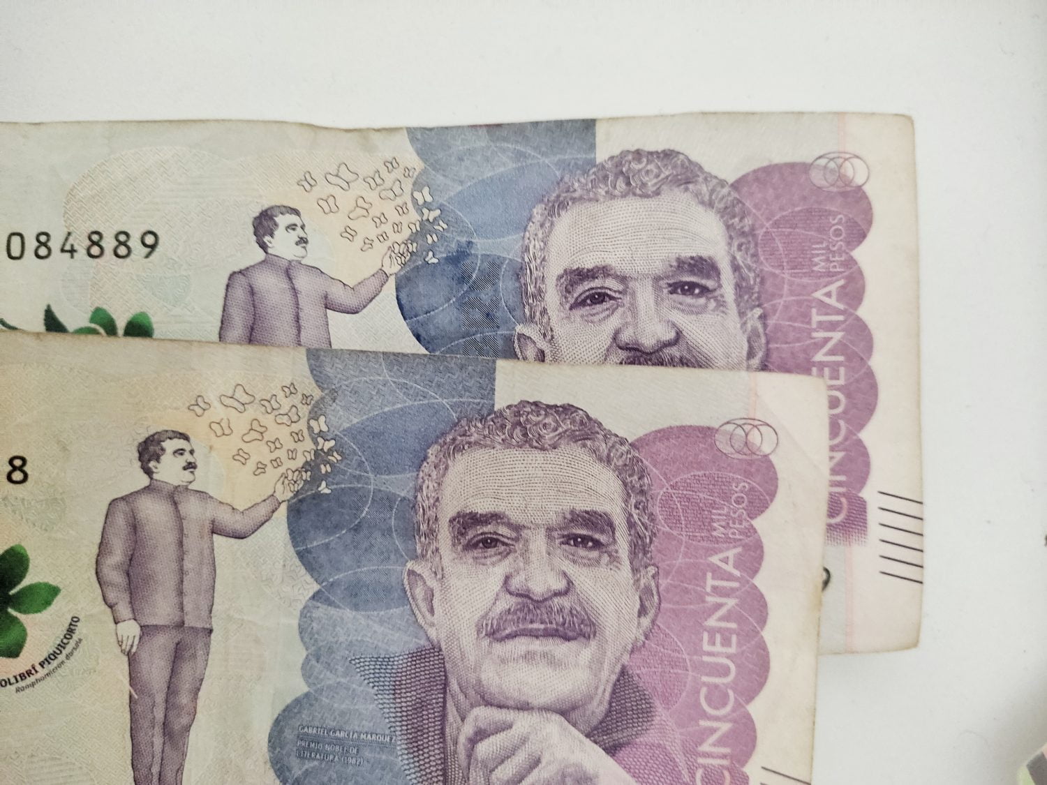 Subsidio para j&oacute;venes / billetes falsos