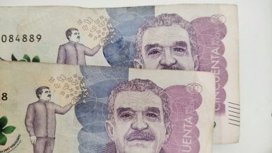 Subsidio para j&oacute;venes / billetes falsos