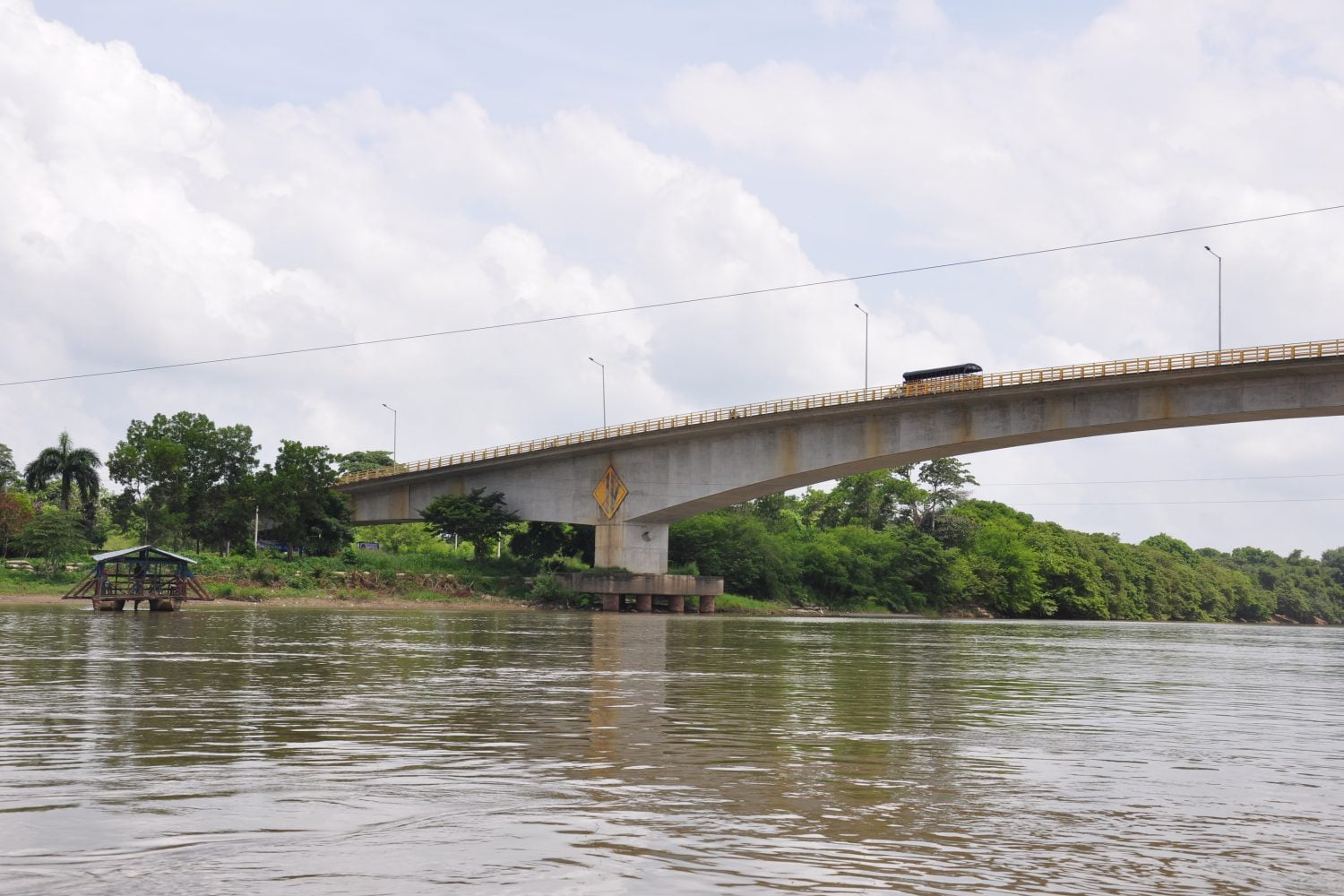 Foto del r&iacute;o sin&uacute; y el puento Segundo Centenario, en Monter&iacute;a